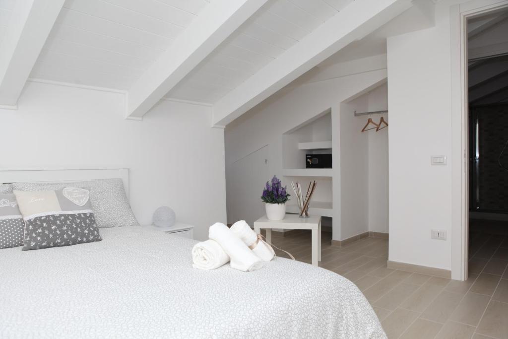 A bed or beds in a room at Rosy House - Hospitality
