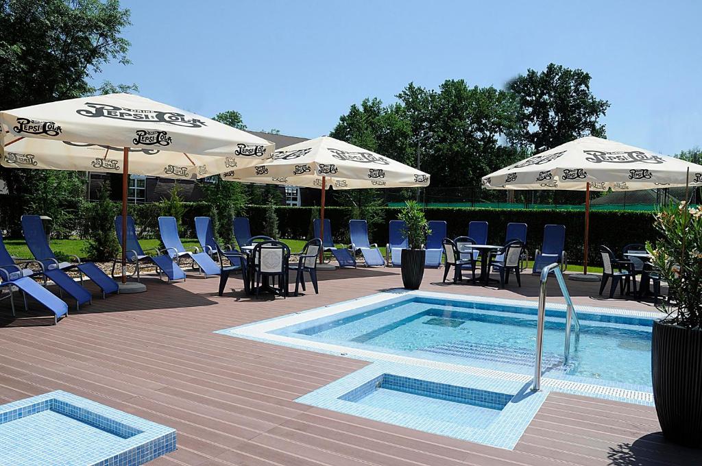 Bazén v ubytování Garden Hotel Wellness és Konferencia nebo v jeho okolí