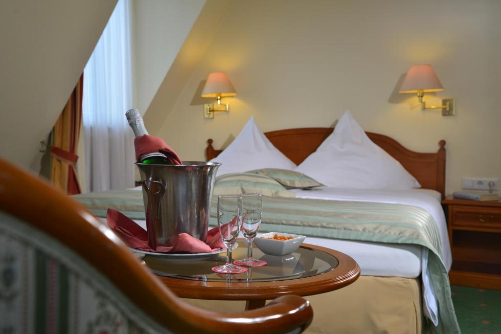 Postel nebo postele na pokoji v ubytování City Partner Hotel Holländer Hof