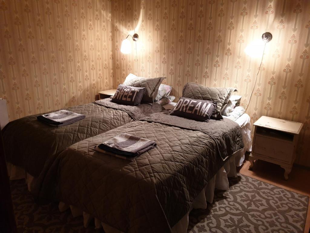 een hotelkamer met 2 bedden en handdoeken erop bij Katariinan Kamari in Raahe