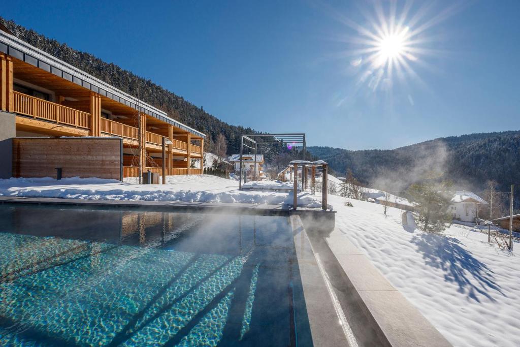 Nespecifikovaný výhled na hory nebo výhled na hory při pohledu z hotelu