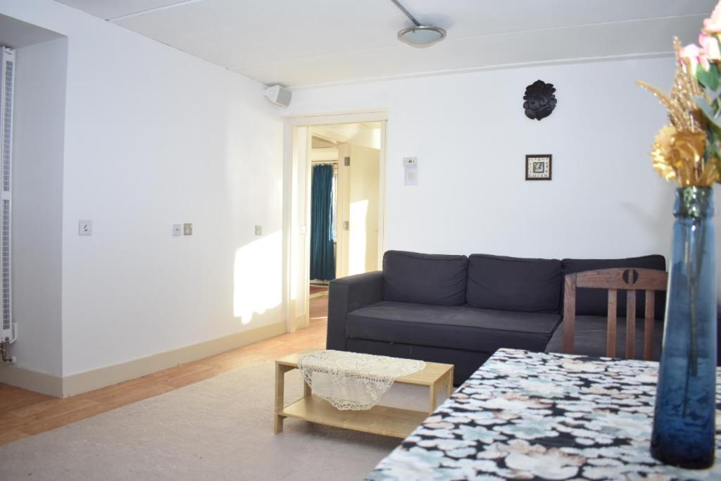 Peffermill Road - Delightfully modern two bedroom apt near Arthurs Seat