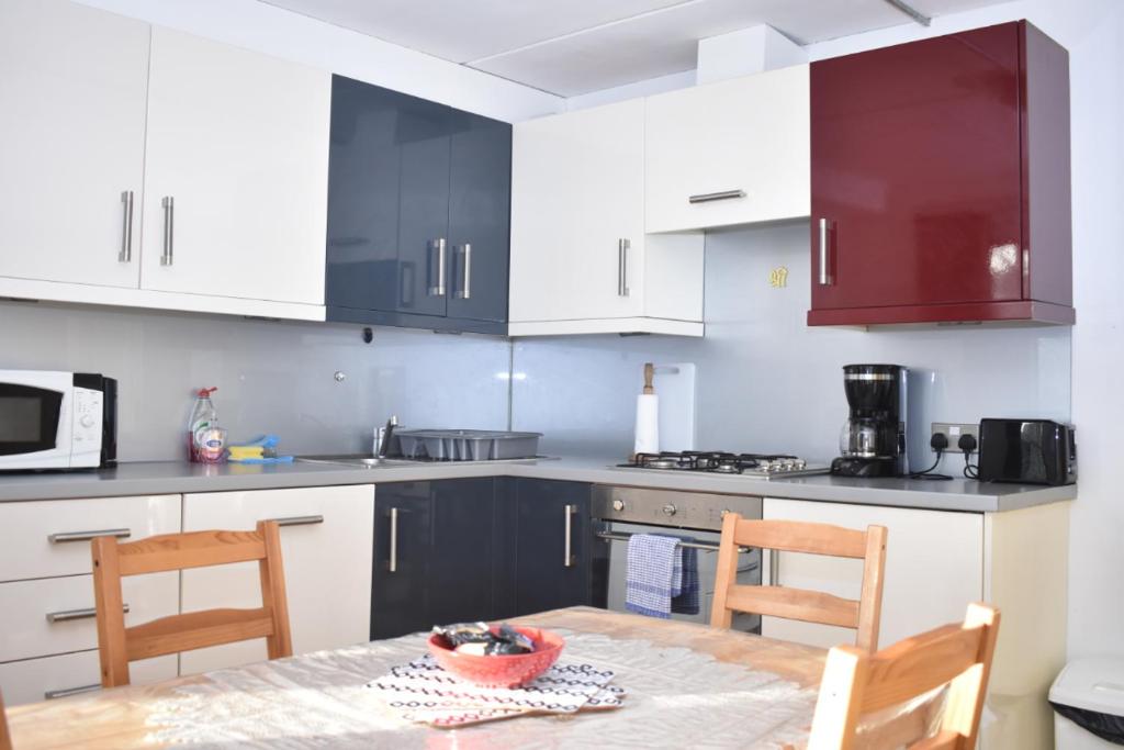 Peffermill Road - Delightfully modern two bedroom apt near Arthurs Seat