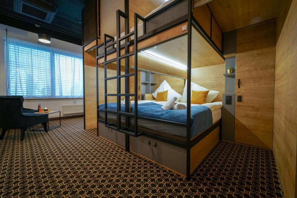 Postel nebo postele na pokoji v ubytování CHORS like a hotel - Capsule & NFT Boutique Hostel Bratislava - City Center
