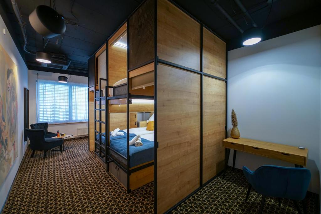 Postel nebo postele na pokoji v ubytování CHORS like a hotel - Capsule & NFT Boutique Hostel Bratislava - City Center