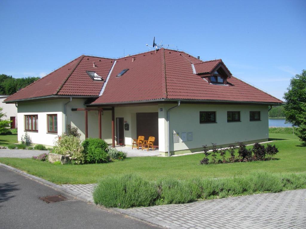 una gran casa blanca con techo rojo en Obora 827 Nova Bystrice, en Nová Bystřice
