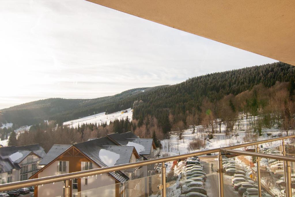 uma vista a partir de uma varanda de uma estância de esqui em Apartament 21 Czarna Góra em Sienna