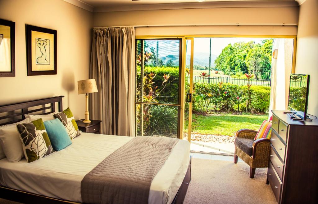 Postel nebo postele na pokoji v ubytování Paradise Links Resort Port Douglas