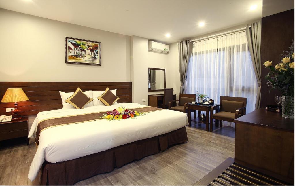 Postel nebo postele na pokoji v ubytování Blue Pearl West Hotel