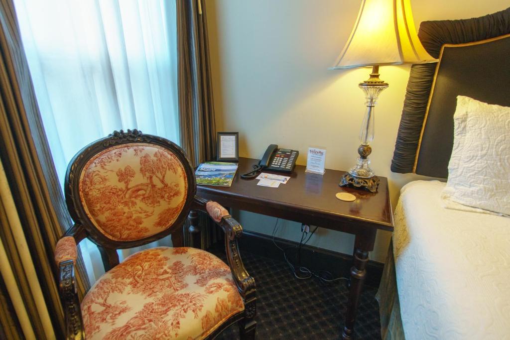 Camas Boutique Hotel - Queen Room 6 With Private Bathroom