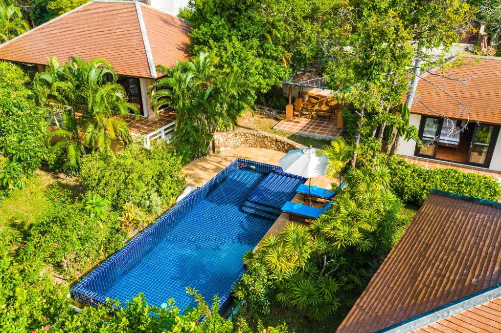 vista aerea su una piscina di fronte a una casa di Villa Yao Yai a Choeng Mon Beach