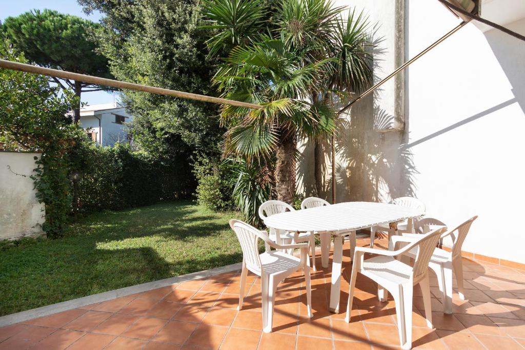Zahrada ubytování Villa summertime walking distance from the sea with garden