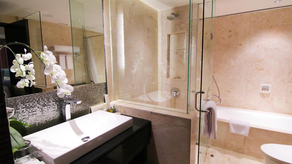 Koupelna v ubytování The Arista Hotel Palembang