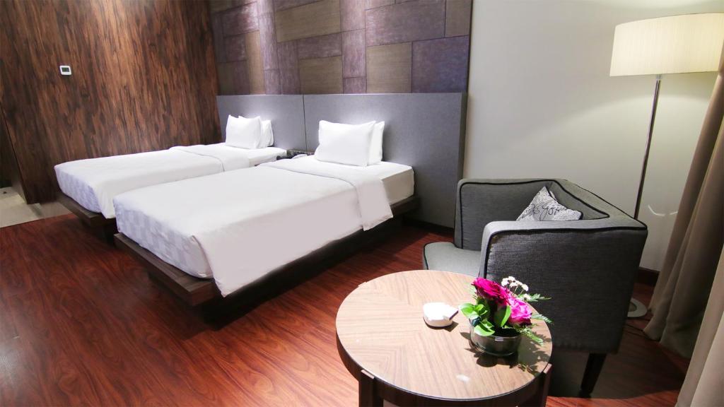 Postel nebo postele na pokoji v ubytování The Arista Hotel Palembang