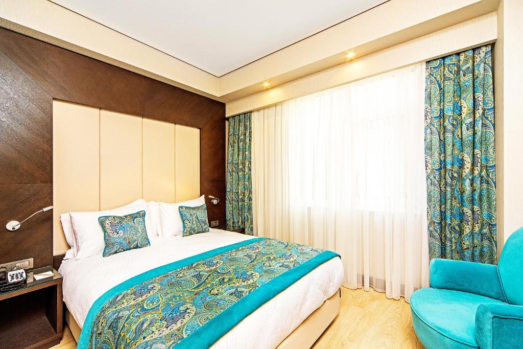 Postel nebo postele na pokoji v ubytování Mukarnas Taksim Hotel