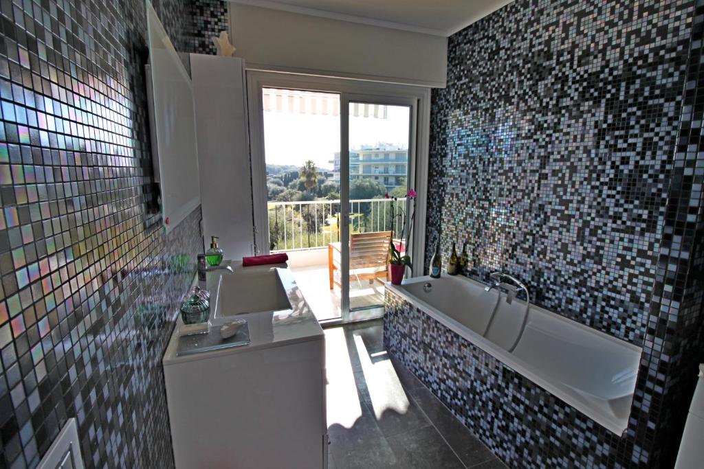 Khu vực ghế ngồi tại Charmant appartement 2P, piscine & tennis, proche plage & Monaco