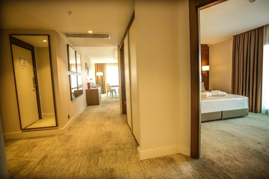 Ramada by Wyndham Isparta - Deluxe Business King Room - курение
