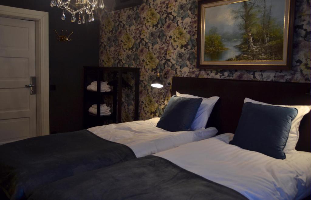 Putiikkihotelli Kemi 1932 - Twin Room With Shared Bathroom