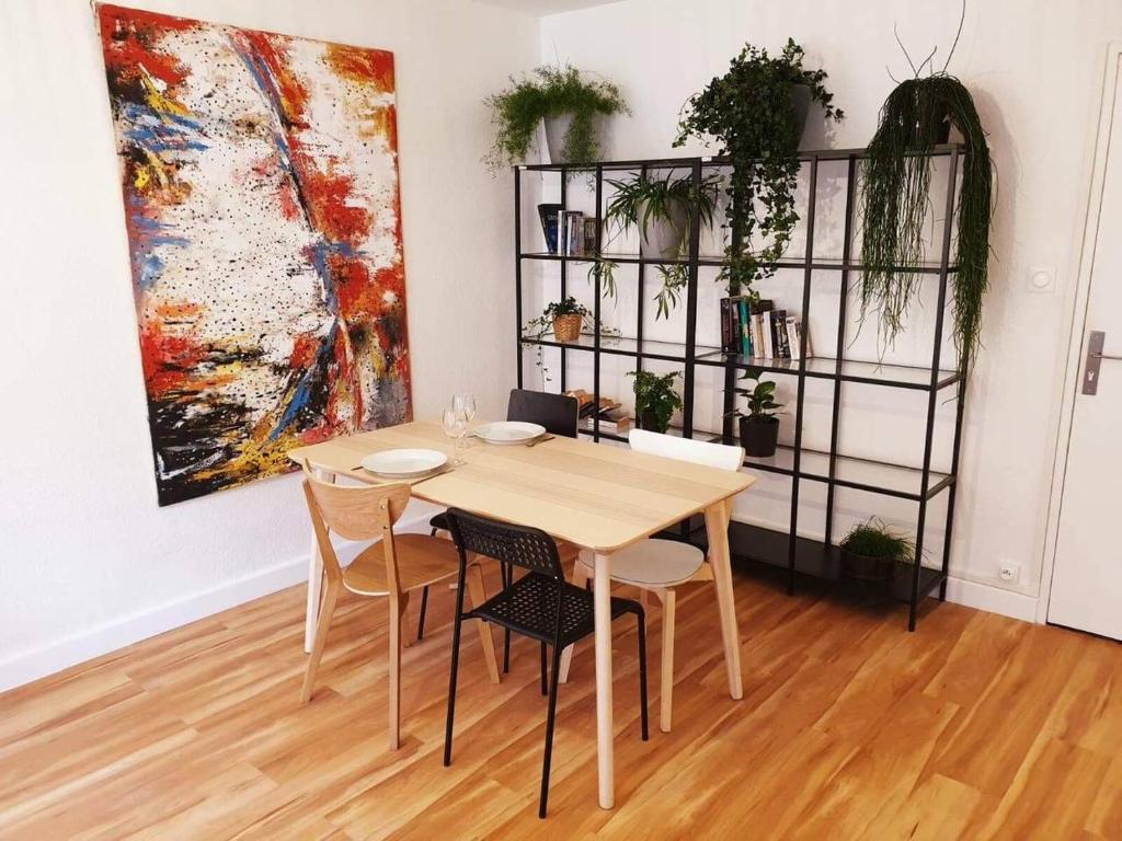 une table et des chaises dans une pièce avec un tableau dans l'établissement Cozy Loft Metz Gare, Pompidou, Centre Congres, Muse, à Metz