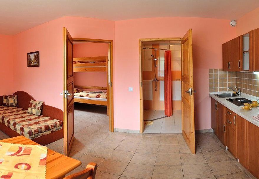 Kuchyň nebo kuchyňský kout v ubytování Vila Horal