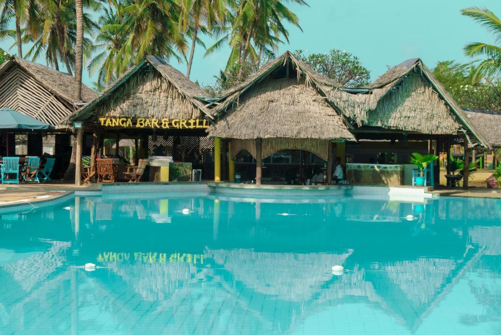 Bazén v ubytování Reef Hotel Mombasa nebo v jeho okolí