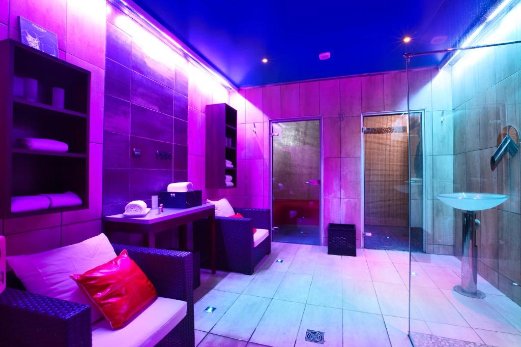 Kylpyhuone majoituspaikassa Enzo Hotels Reims Tinqueux by Kyriad Direct