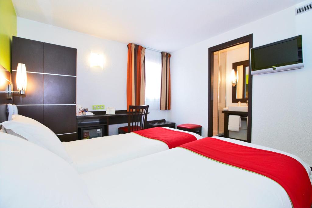 Postel nebo postele na pokoji v ubytování Enzo Hotels Reims Tinqueux by Kyriad Direct
