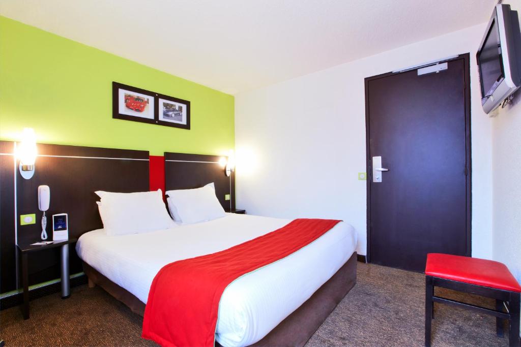 Postel nebo postele na pokoji v ubytování Enzo Hotels Reims Tinqueux by Kyriad Direct
