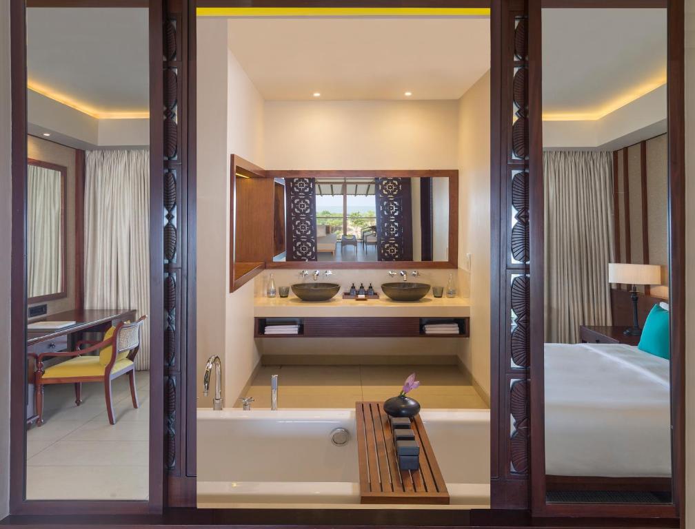 Postel nebo postele na pokoji v ubytování Anantara Kalutara Resort