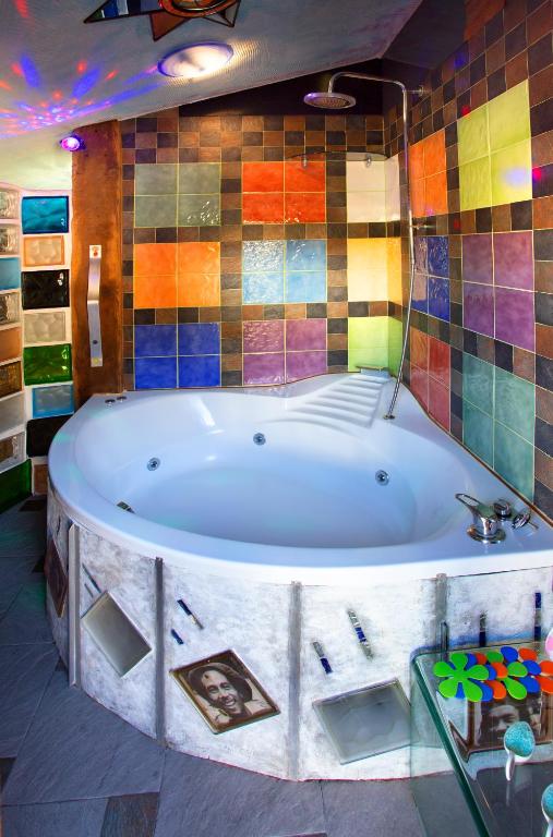 Anahuaska Art – Suites Temáticas - Jacuzzi privado en la habitación en Panzares