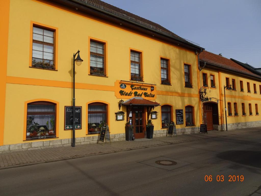 ein gelbes Gebäude an der Straßenseite in der Unterkunft Gasthaus Stadt Bad Sulza in Bad Sulza