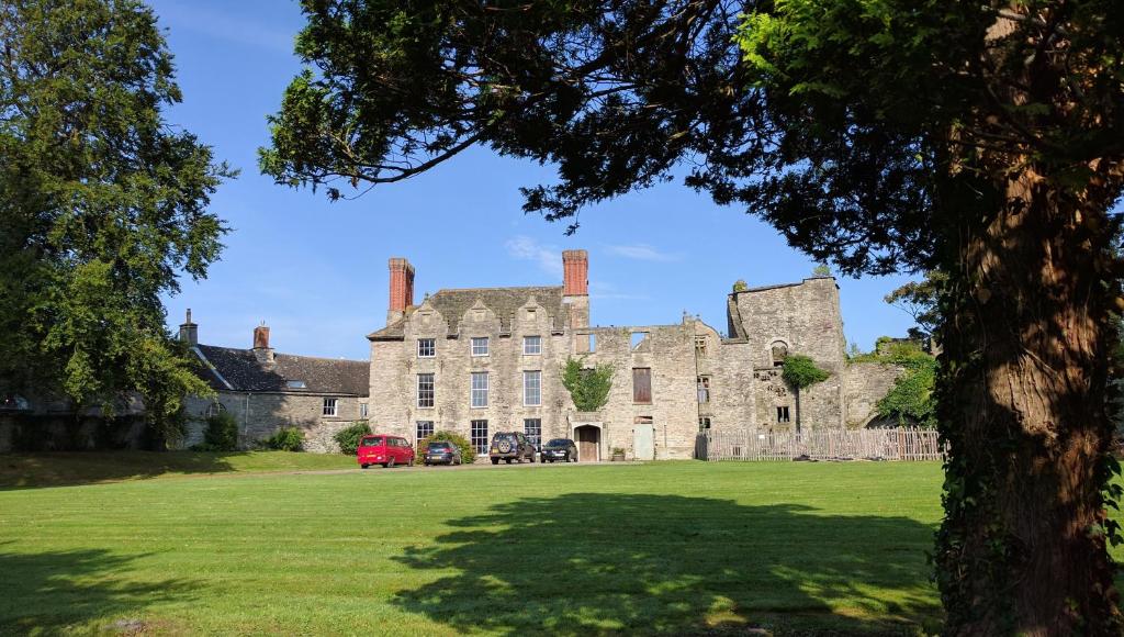 a large castle with a green lawn in front of it at Seven Stars in Hay-on-Wye