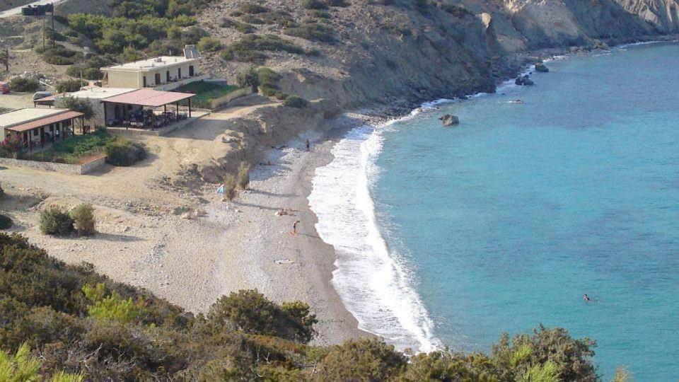 uma vista aérea de uma praia junto à água em Akrogiali em Karave