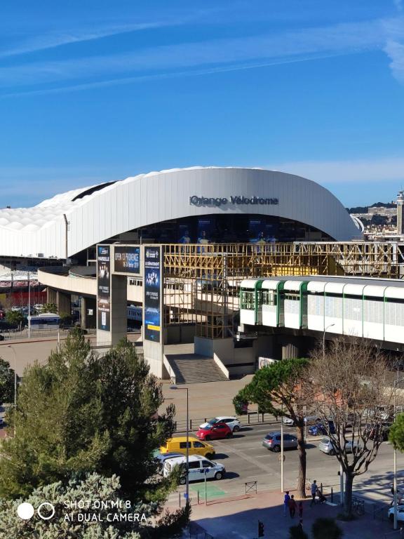- une vue sur un bâtiment avec un parking dans l'établissement appartement marseille velodrome, à Marseille