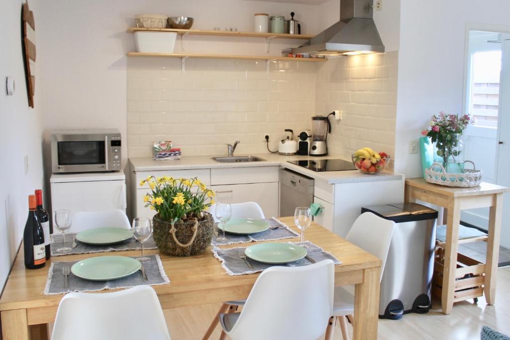 A kitchen or kitchenette at Spacious Family Holiday Home (7p), Free indoor parking