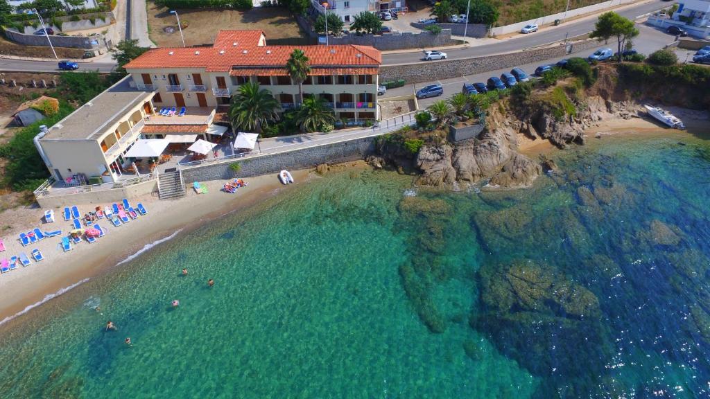 - une vue aérienne sur la plage et l'océan dans l'établissement Hôtel U Paradisu, à Porticcio