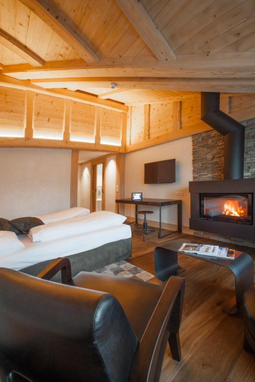 Postel nebo postele na pokoji v ubytování Bernerhof Swiss Quality Hotel Gstaad