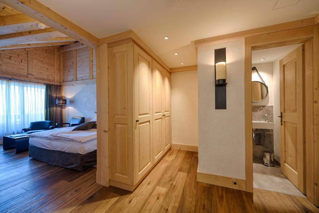 Postel nebo postele na pokoji v ubytování Bernerhof Swiss Quality Hotel Gstaad
