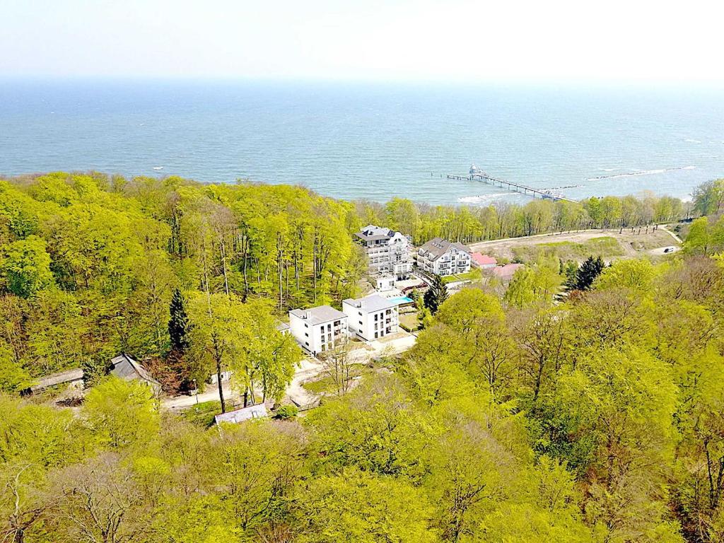 una vista aérea de una casa en los árboles en Haus "Jasmund" F 646 WG 02 mit Kamin, Sauna, Whirlwanne, Terrasse, en Ostseebad Sellin