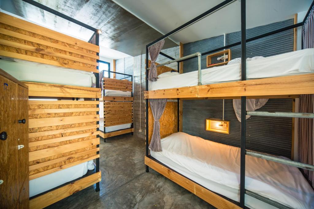Palanda nebo palandy na pokoji v ubytování ChillHub Hostel Phuket