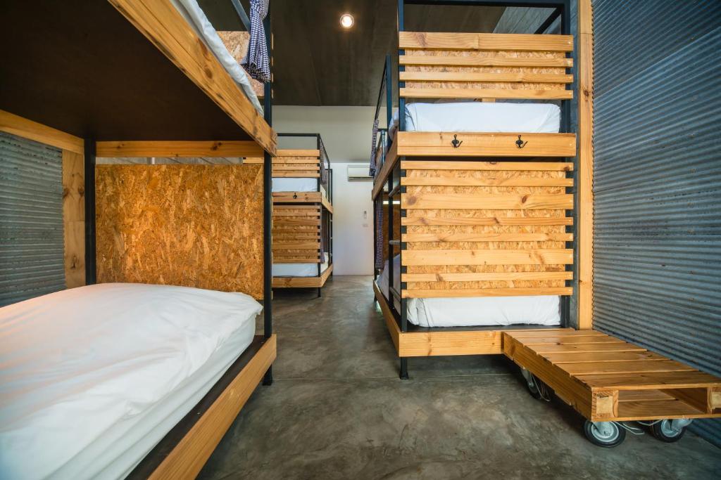 Postel nebo postele na pokoji v ubytování ChillHub Hostel Phuket