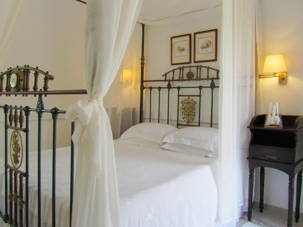 Postel nebo postele na pokoji v ubytování Porto Scoutari Romantic Hotel