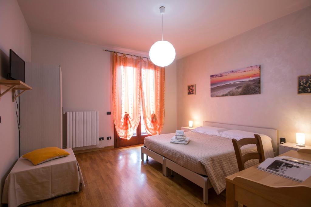 - une chambre avec 2 lits, une table et une fenêtre dans l'établissement Bed & Breakfast Profumo D'Estate, à Agliana