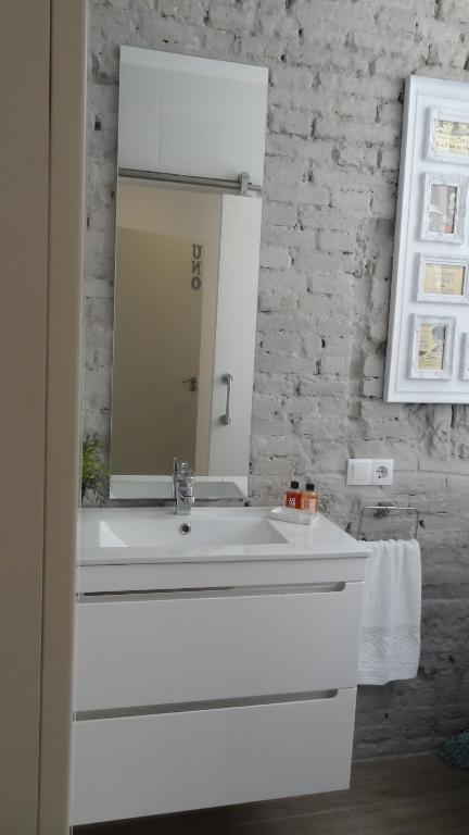 Suites by Eric Olsan (Peset) - One-Bedroom Apartment
