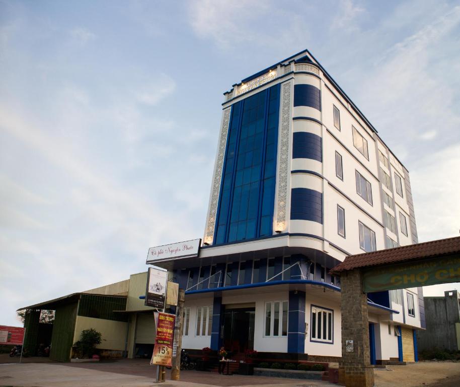 un edificio alto azul y blanco en Hotel Nguyên Phước en Pleiku