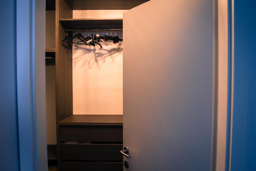 um armário com uma porta aberta para um armário com uma planta em Liams Mansion em Koper