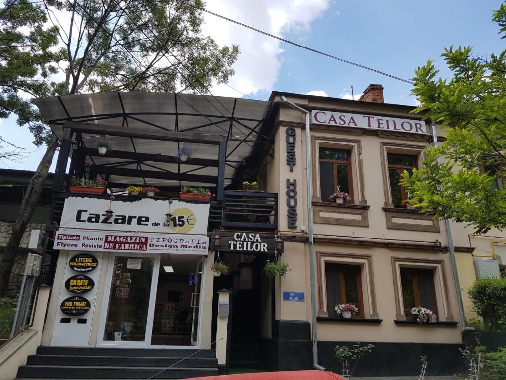un edificio Casa Tachi en la esquina de una calle en Casa Teilor, en Piteşti