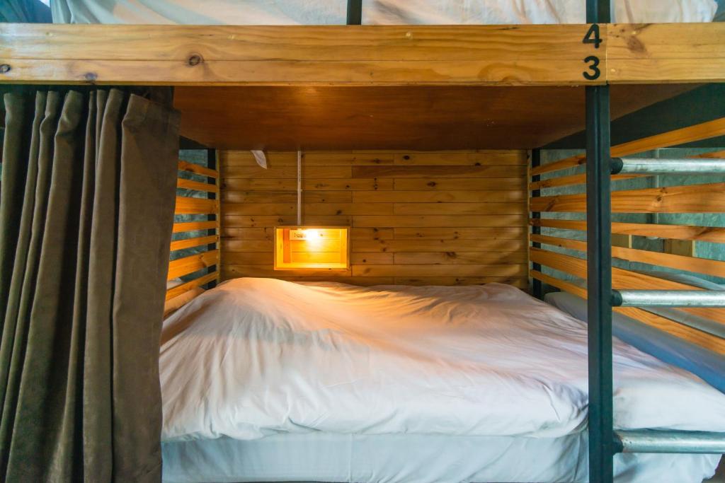 Postel nebo postele na pokoji v ubytování ChillHub Hostel Phuket