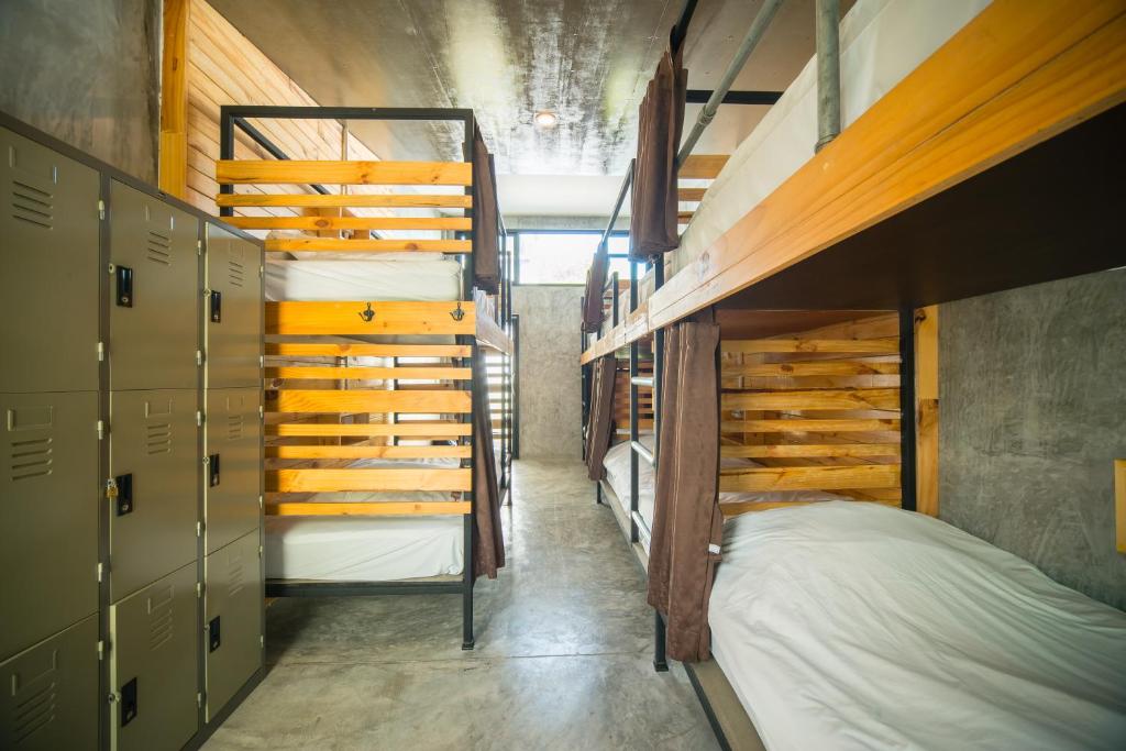 Postel nebo postele na pokoji v ubytování ChillHub Hostel Phuket