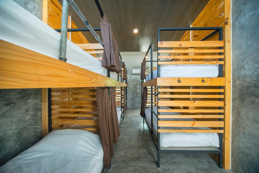 Palanda nebo palandy na pokoji v ubytování ChillHub Hostel Phuket